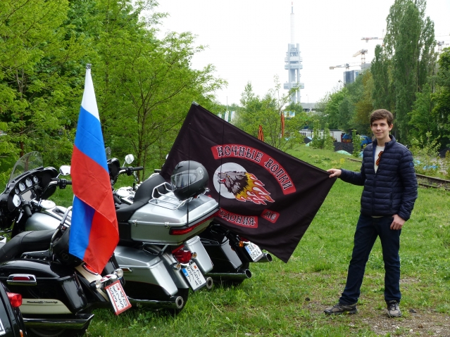 На стоянке. Вдалеке Пражская телебашня. На стоянке. Вдалеке Пражская телебашня.