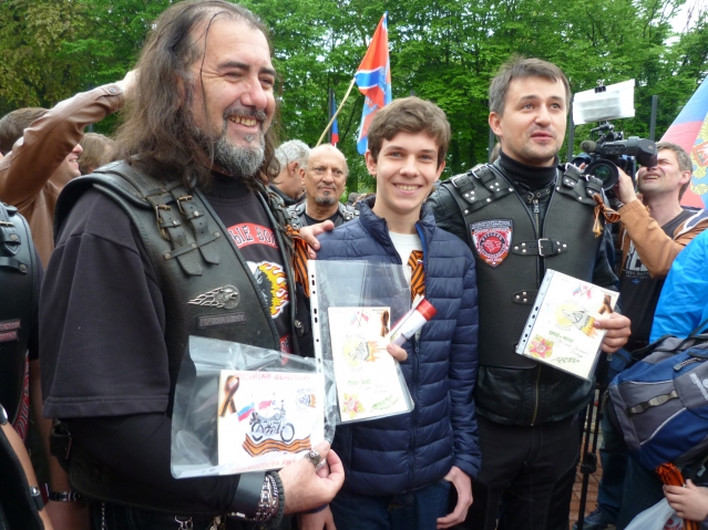>
Наступает время
подарков! Ребята были
очень удивлены и
обрадованы. >
Наступает время
подарков! Ребята были
очень удивлены и
обрадованы.