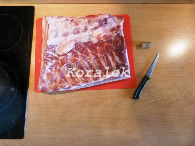 Берём кусок мяса без костей. Я покупала 2 куска, поэтому не могу сказать точный вес, да это и не важно. Берём кусок мяса без костей. Я покупала 2 куска, поэтому не могу сказать точный вес, да это и не важно.