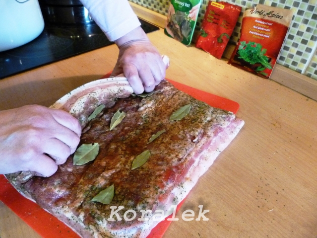 Начинаем скручивать мясо. Как можно плотнее. Начинаем скручивать мясо. Как можно плотнее.