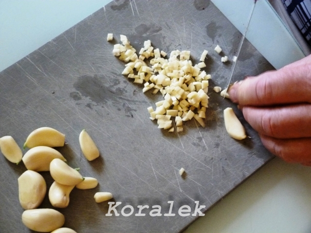 Чеснок нарезаем заранее. Я его ещё и солю. Чеснок нарезаем заранее. Я его ещё и солю.