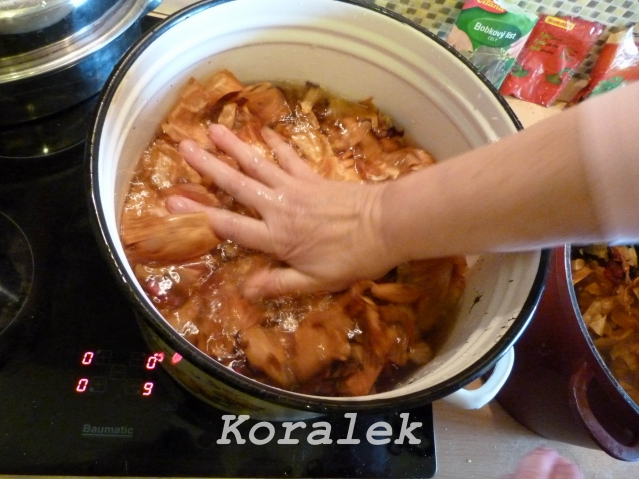Докладываем сверху ещё шелуху и доливаем воду. Солим по вкусу. Не пересаливайте, можно будет добавить соль попозже. Докладываем сверху ещё шелуху и доливаем воду. Солим по вкусу. Не пересаливайте, можно будет добавить соль попозже.