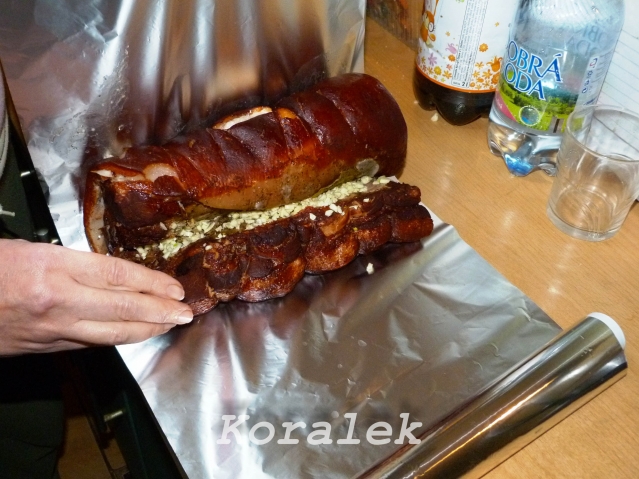 Скручиваем горячее мясо обратно в рулет и заворачиваем в фольгу. Скручиваем горячее мясо обратно в рулет и заворачиваем в фольгу.