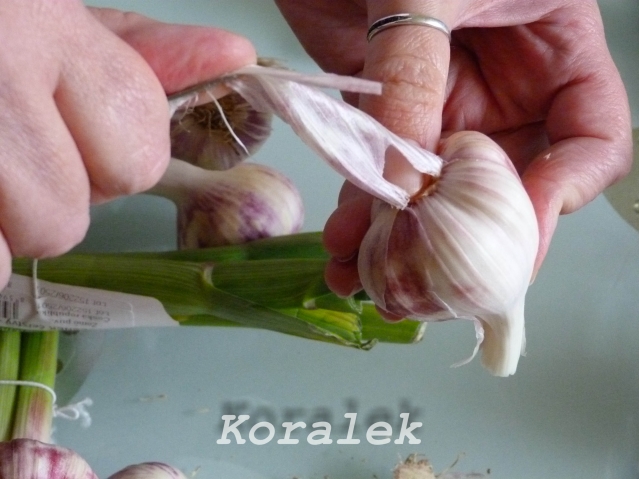 Я купила связочки молодого чеснока. Очистила верхний слой кожицы... Я купила связочки молодого чеснока. Очистила верхний слой кожицы...