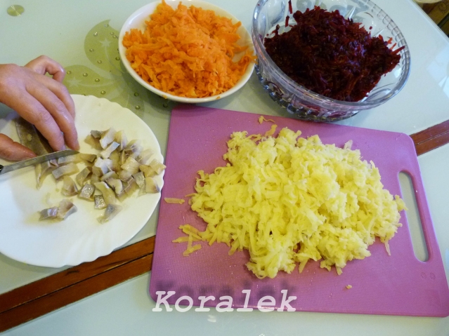 Режу селёдочку, а вот морковь, картошку и свёклу - тру на крупной тёрке. Знаю, что многие режут кусочками, но мне больше нравится тёртые овощи, т.к. овощи приобретают структурное соединение. И в дальнейшем, т.к. у меня это блюдо получается высоким, лучше резать и приятнее на вкус. Режу селёдочку, а вот морковь, картошку и свёклу - тру на крупной тёрке. Знаю, что многие режут кусочками, но мне больше нравится тёртые овощи, т.к. овощи приобретают структурное соединение. И в дальнейшем, т.к. у меня это блюдо получается высоким, лучше резать и приятнее на вкус.