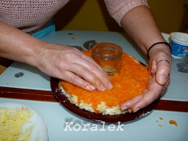 На картошку - слой моркови. Морковь может быть и сырой, только тереть её тогда нужно на самой мелкой тёрке. Салат все время подравниваем, тихонечко прижимаем. На картошку - слой моркови. Морковь может быть и сырой, только тереть её тогда нужно на самой мелкой тёрке. Салат все время подравниваем, тихонечко прижимаем.
