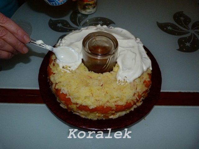 На морковь тонким слоем укладываем картофель и смазываем майонезом. В принципе, наш "Гранатовый браслет" можно уже заканчивать, но у меня осталась курица. На морковь тонким слоем укладываем картофель и смазываем майонезом. В принципе, наш "Гранатовый браслет" можно уже заканчивать, но у меня осталась курица.