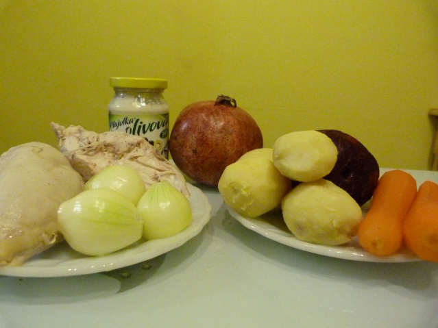 Совсем нехитрые продукты вы видите на столе. Отварная куриная грудка, отварная в мундирах картошка и отварная морковь. Немного репчатого лука, отварная свёкла и самый важный ингредиент - гранат. Совсем нехитрые продукты вы видите на столе. Отварная куриная грудка, отварная в мундирах картошка и отварная морковь. Немного репчатого лука, отварная свёкла и самый важный ингредиент - гранат.