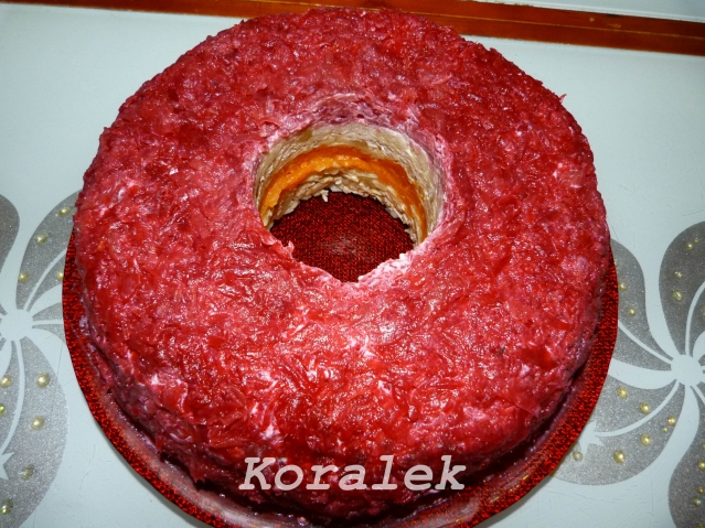 Ну вот, посмотрите какие красивые слои получились. К сожалению, кусочком, в разрезе, я вам не покажу сегодня салатик. Он останется у нас на праздник, на стол... Ну вот, посмотрите какие красивые слои получились. К сожалению, кусочком, в разрезе, я вам не покажу сегодня салатик. Он останется у нас на праздник, на стол...