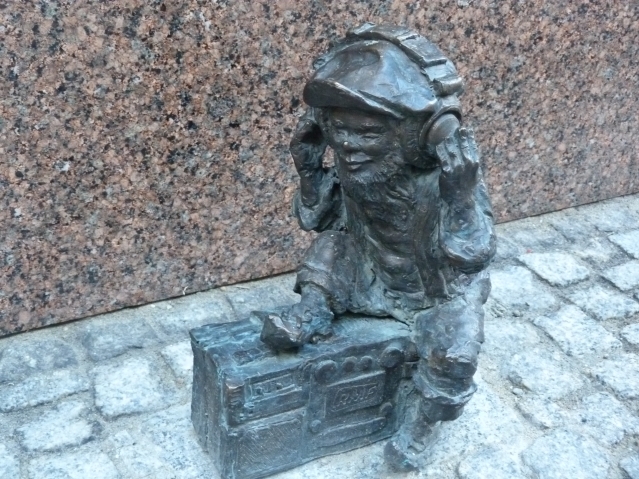 Гном, который не любит мешать окружающим, поэтому слушает любимую музыку в наушниках. Гном, который не любит мешать окружающим, поэтому слушает любимую музыку в наушниках.