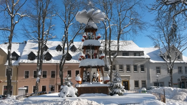 Немцы называют Крушные горы - Erzgebirge. В переводе означает Рудные горы. Вы видите Рождественскую пирамиду (нем. Weihnachtspyramide) — традиционное рождественское украшение в немецких домах, родом из региона Рудных гор, представляющее собой украшенную фигурками деревянную конструкцию со свечами в форме карусели. В предпраздничное время увеличенные копии рождественских пирамид устанавливаются на центральных площадях и рождественских базарах. Самые крупные из них устанавливаются в Дрездене и Ганновере.
Так умелые жители Рудных гор создали свой рождественский символ, распространившийся по Германии к середине XIX века. Немцы называют Крушные горы - Erzgebirge. В переводе означает Рудные горы. Вы видите Рождественскую пирамиду (нем. Weihnachtspyramide) — традиционное рождественское украшение в немецких домах, родом из региона Рудных гор, представляющее собой украшенную фигурками деревянную конструкцию со свечами в форме карусели. В предпраздничное время увеличенные копии рождественских пирамид устанавливаются на центральных площадях и рождественских базарах. Самые крупные из них устанавливаются в Дрездене и Ганновере.
Так умелые жители Рудных гор создали свой рождественский символ, распространившийся по Германии к середине XIX века.