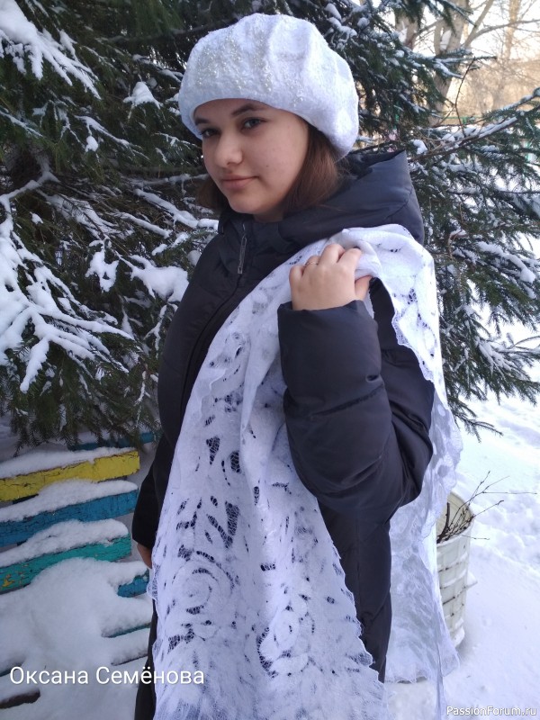 Валяный шарф "Снежные розы"