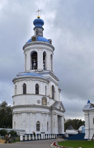 |
Колокольня Всех Святых с надвратной церковью Успения Пресвятой Богородицы и Святыми воротами. |
Колокольня Всех Святых с надвратной церковью Успения Пресвятой Богородицы и Святыми воротами.