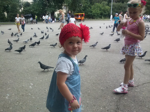Алинуська пошла кормить голубей.их там великое множество))) Алинуська пошла кормить голубей.их там великое множество)))