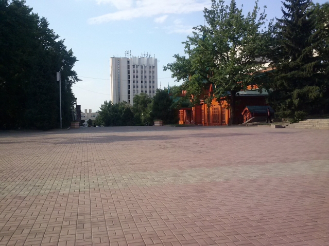 деревянное строение вдалеке справа-это музей национальных инструментов. деревянное строение вдалеке справа-это музей национальных инструментов.