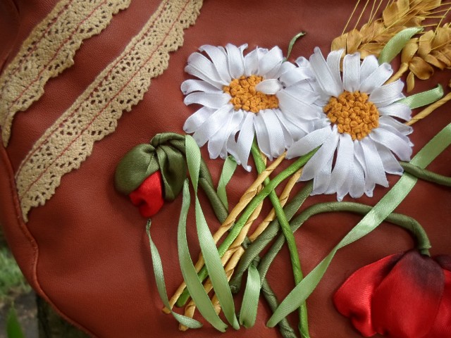 Легким движением руки капюшон превращается...)))