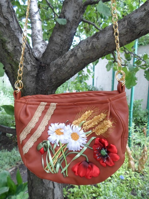 Легким движением руки капюшон превращается...)))