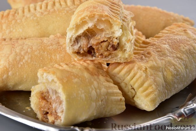 Слойки с варёной сгущёнкой и грецкими орехами Слойки с варёной сгущёнкой и грецкими орехами