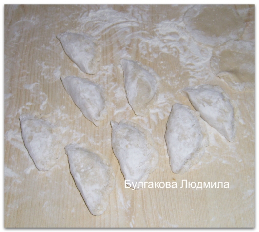 Защипываем край пирожка. Защипываем край пирожка.