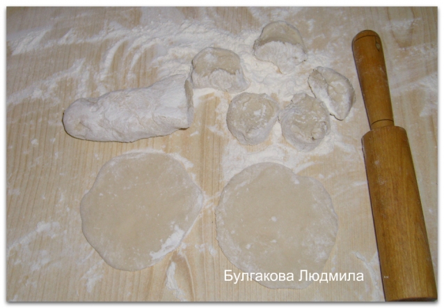 Раскатываем кусочки скалкой Раскатываем кусочки скалкой