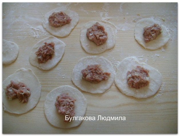 Начинка из мясного фарша с луком.(зелёный лук лучше) Начинка из мясного фарша с луком.(зелёный лук лучше)