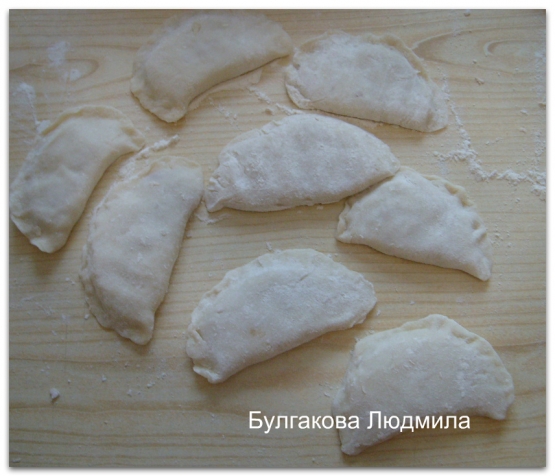Защипываем край и слегка приплюснуть,чтобы мясо успело приготовиться Защипываем край и слегка приплюснуть,чтобы мясо успело приготовиться
