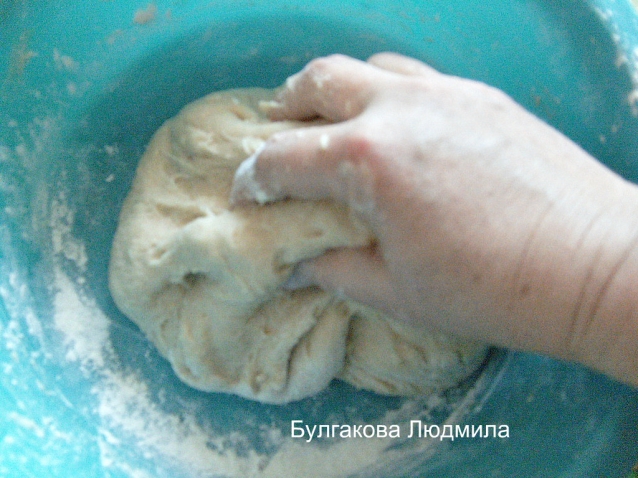 Когда остынет ,вымесить.Чтобы руки не прилипали к тесту смазывайте их растительным маслом . Когда остынет ,вымесить.Чтобы руки не прилипали к тесту смазывайте их растительным маслом .