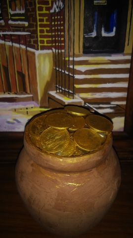 Горшочек с "золотом" на фоне Аберкорн вей
