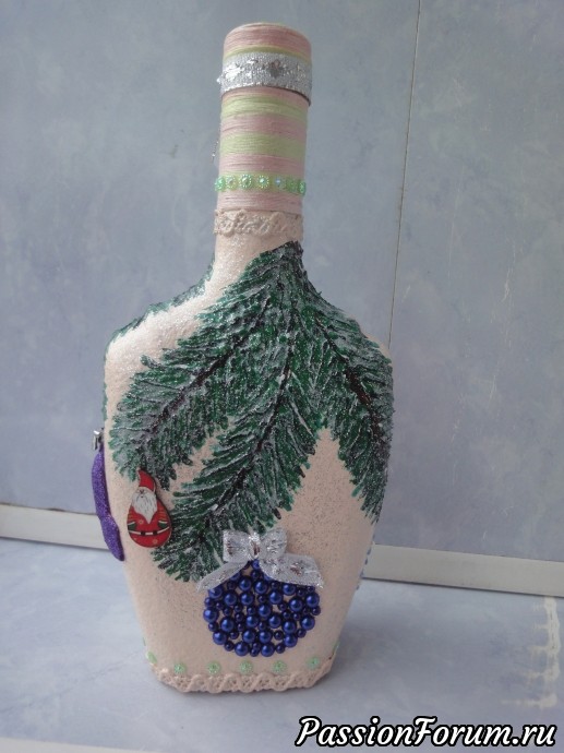Еще одна бутылочка с нарисованной еловой веткой и с игрушками. Еще одна бутылочка с нарисованной еловой веткой и с игрушками.