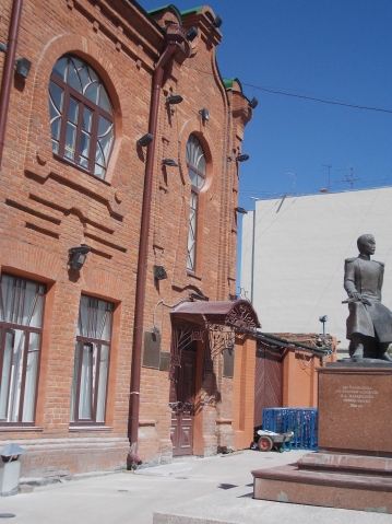 Памятник Чокану Валиханову на улице, носящей его имя. Памятник Чокану Валиханову на улице, носящей его имя.