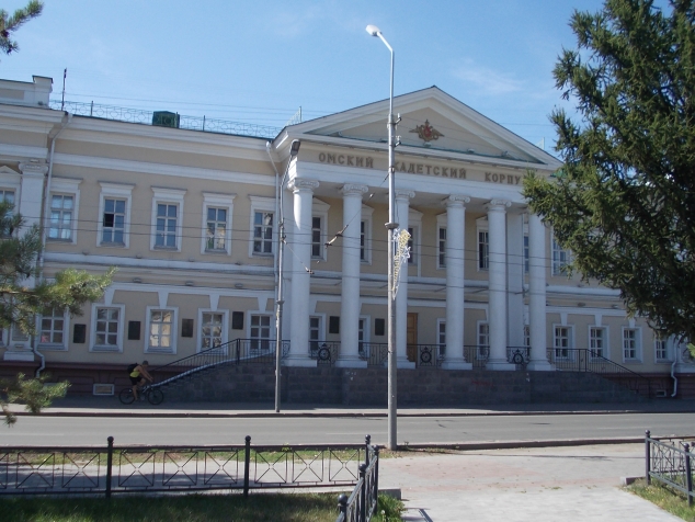 Кадетский корпус основан в 1813г. как войсковое казачье училище. С 1845г. казачье училище становится Кадетским корпусом. В 1919г. учащиеся 1-го Сибирского кадетского корпуса были эвакуированы сначала во Владивосток, затем в Шанхай и в Сербию. В советское время здесь находилось Общевойсковое командное училище, а с 1999г. - Кадетский корпус. Выпускниками Омского Кадетского корпуса были русский офицер и просветитель казахского народа Чокан Валиханов и генерал Карбышев. Кадетский корпус основан в 1813г. как войсковое казачье училище. С 1845г. казачье училище становится Кадетским корпусом. В 1919г. учащиеся 1-го Сибирского кадетского корпуса были эвакуированы сначала во Владивосток, затем в Шанхай и в Сербию. В советское время здесь находилось Общевойсковое командное училище, а с 1999г. - Кадетский корпус. Выпускниками Омского Кадетского корпуса были русский офицер и просветитель казахского народа Чокан Валиханов и генерал Карбышев.