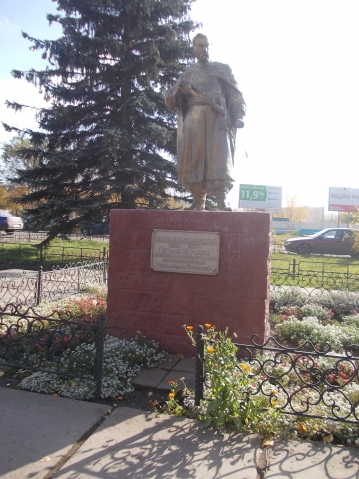 Памятник Богдану Хмельницкому находится на улице, носящей его имя. Во время войны в Омск был эвакуирован один из заводов с Украины, рабочие завода жили, в основном, в районе этой улицы. Памятник Богдану Хмельницкому находится на улице, носящей его имя. Во время войны в Омск был эвакуирован один из заводов с Украины, рабочие завода жили, в основном, в районе этой улицы.