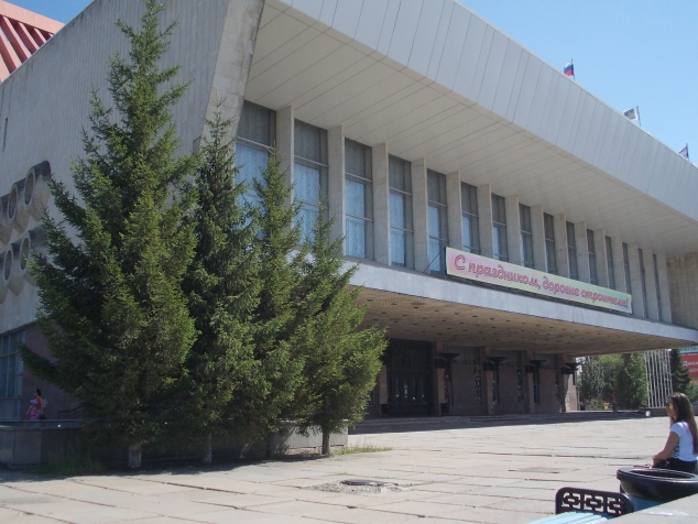 Омск называют театральным городом. Продолжаем театральную тему. Это - Музыкальный театр. Он был основан в 1946г, на базе эвакуированного из Сталинграда театра Музыкальной комедии и располагалось в здании бывшего дворянского собрания. Современное здание открыто в январе 1982г. Строилось оно по проекту жены Александра Ширвиндта. Омск называют театральным городом. Продолжаем театральную тему. Это - Музыкальный театр. Он был основан в 1946г, на базе эвакуированного из Сталинграда театра Музыкальной комедии и располагалось в здании бывшего дворянского собрания. Современное здание открыто в январе 1982г. Строилось оно по проекту жены Александра Ширвиндта.