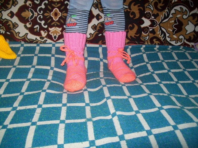 Помоги найти мои носки 99 уровень. Вязаные носки детская новинка. Мои носочки. Носки из Пехорки деревенской. Из Пехорки детской вяжут носки.