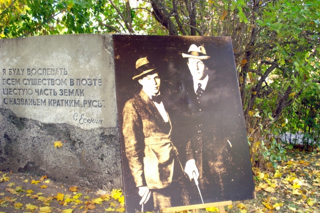 О верю, верю, счастье есть!
Еще и солнце не погасло.
Заря молитвенником красным
Пророчит благостную весть.
О верю, верю, счастье есть.
Звени, звени, златая Русь,
Волнуйся, неуемный ветер!
Блажен, кто радостью отметил
Твою пастушескую грусть.
Звени, звени, златая Русь.
Люблю я ропот буйных вод
И на волне звезды сиянье.
Благословенное страданье,
Благословляющий народ.
Люблю я ропот буйных вод. О верю, верю, счастье есть!
Еще и солнце не погасло.
Заря молитвенником красным
Пророчит благостную весть.
О верю, верю, счастье есть.
Звени, звени, златая Русь,
Волнуйся, неуемный ветер!
Блажен, кто радостью отметил
Твою пастушескую грусть.
Звени, звени, златая Русь.
Люблю я ропот буйных вод
И на волне звезды сиянье.
Благословенное страданье,
Благословляющий народ.
Люблю я ропот буйных вод.