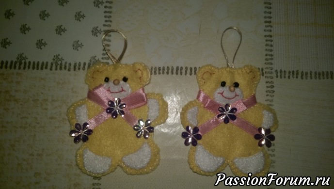 Ми-ми-мишки думаю, также актуальны для нового года:)! Почти всех подарили гостям, заглянувшим к нам на новогодний огонек! Вот так, потихоньку, доча тоже втягивается в рукоделие :) Ми-ми-мишки думаю, также актуальны для нового года:)! Почти всех подарили гостям, заглянувшим к нам на новогодний огонек! Вот так, потихоньку, доча тоже втягивается в рукоделие :)