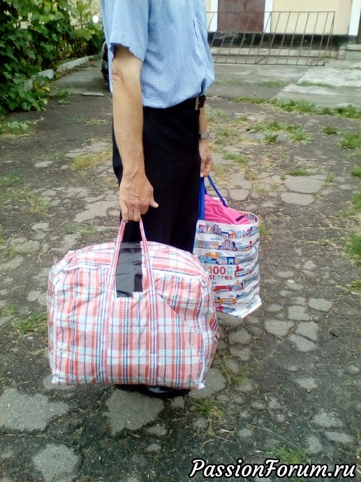 каждый день по две-три суки мы привозим для людей. В одной сумке вещи, а в другой каждый день по две-три суки мы привозим для людей. В одной сумке вещи, а в другой
