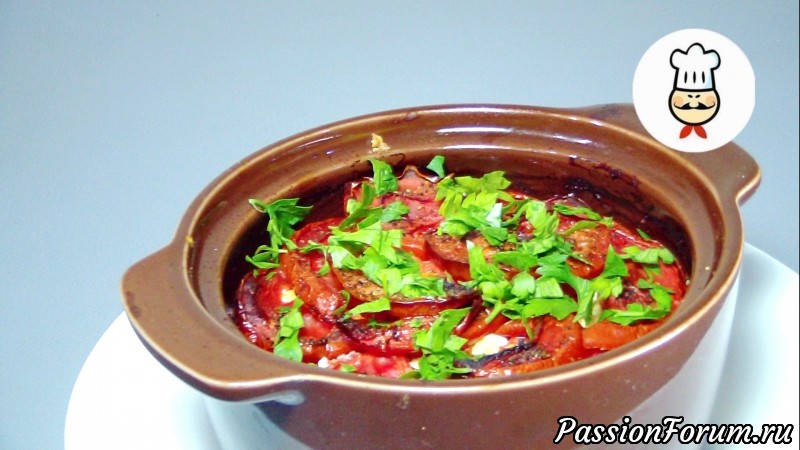 Куриное филе с брынзой и овощами в горшочке