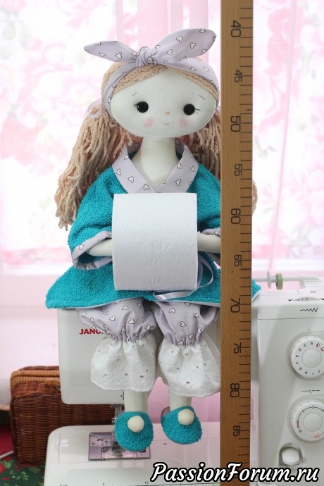 Куколка -держатель туалетной бумаги.
