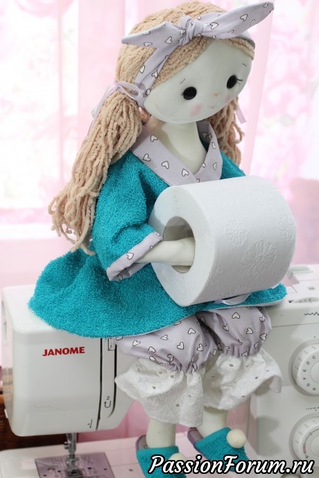 Куколка -держатель туалетной бумаги.