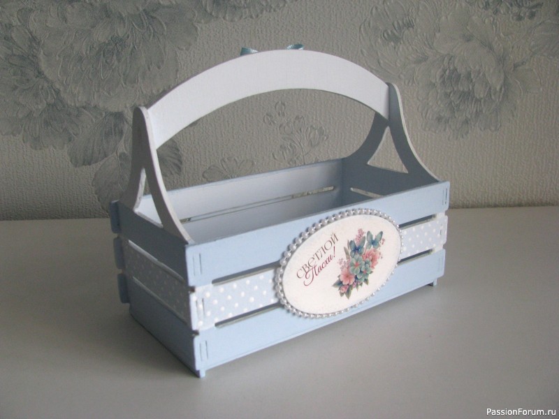 Пасхальное лукошко с декоративными яйцами