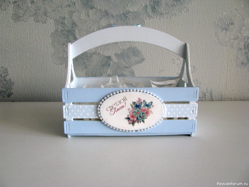 Пасхальное лукошко с декоративными яйцами