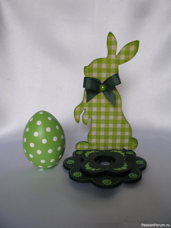 Декоративные пасхальные яйца на подставке.