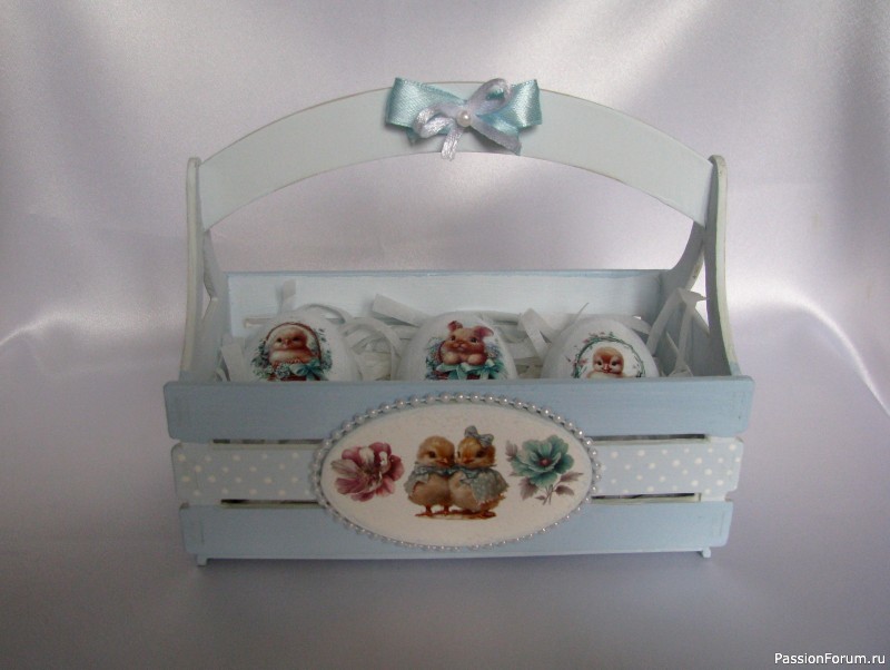 Пасхальное лукошко с декоративными яйцами