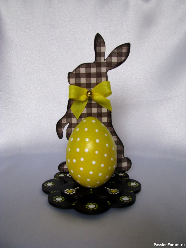 Декоративные пасхальные яйца на подставке.