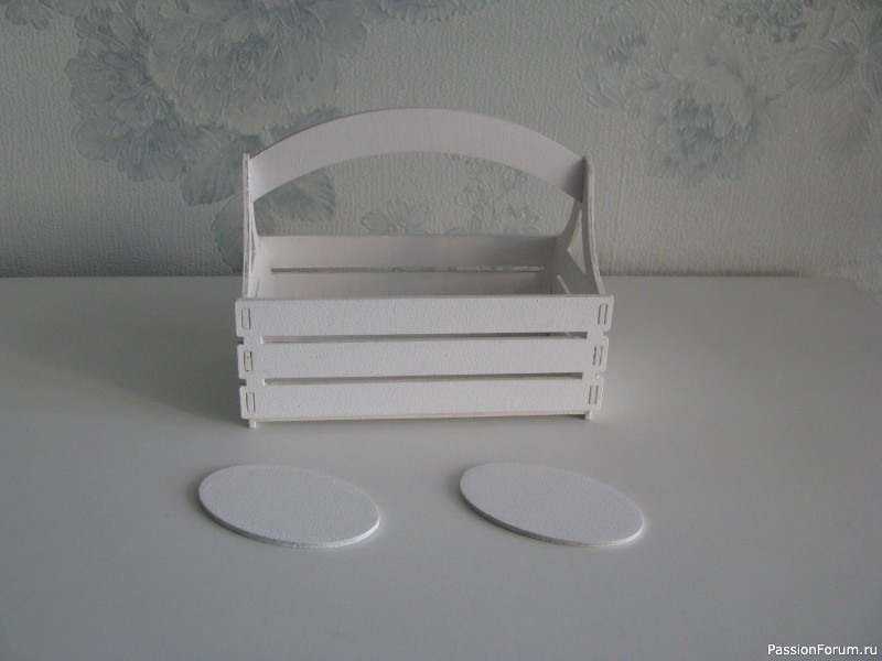 Пасхальное лукошко с декоративными яйцами