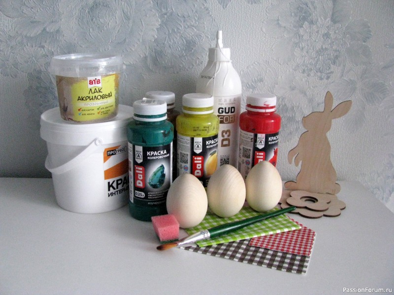 Декоративные пасхальные яйца на подставке.