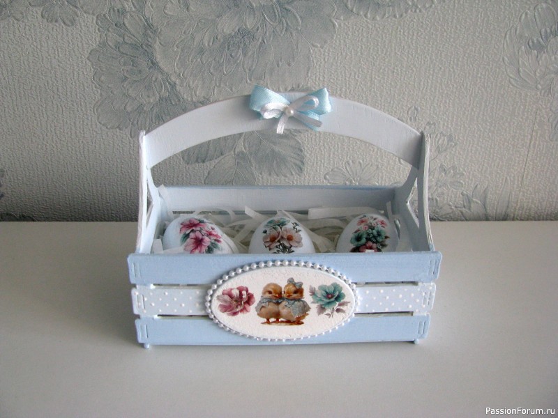 Пасхальное лукошко с декоративными яйцами