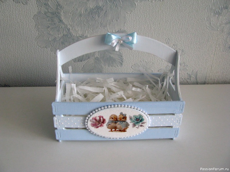 Пасхальное лукошко с декоративными яйцами