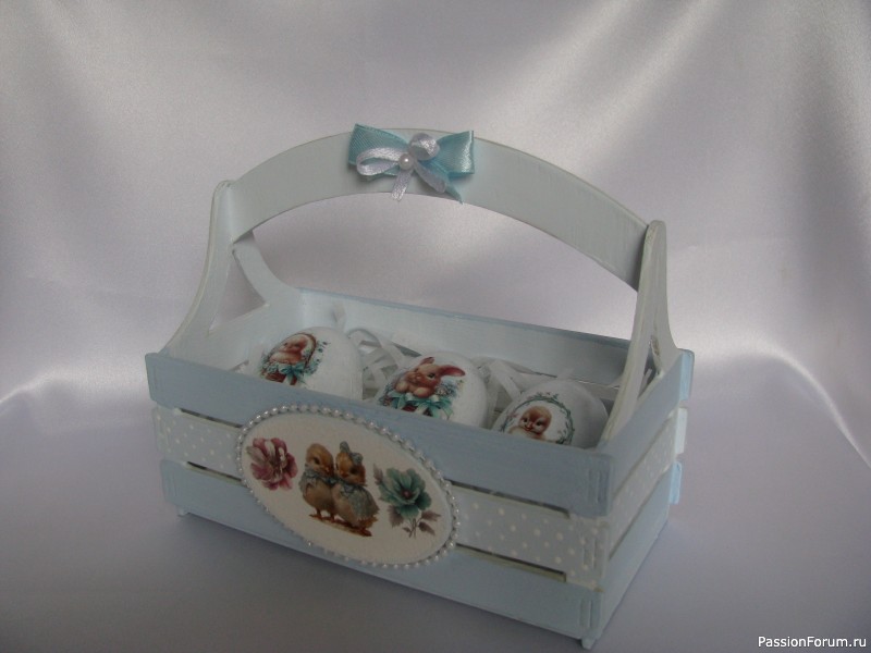 Пасхальное лукошко с декоративными яйцами